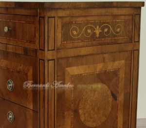Riproduzione in stile classico Maggiolini di un cassettone in legno di noce intarsiato da camera o soggiorno